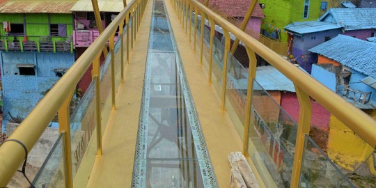 Jembatan Kaca Ngalam