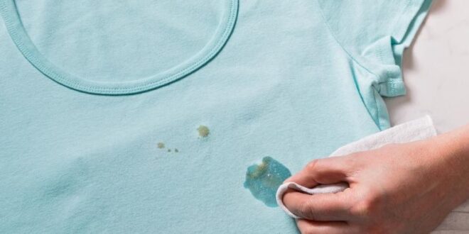 Tips Menghilangkan Noda di Baju Berwarna yang Membandel